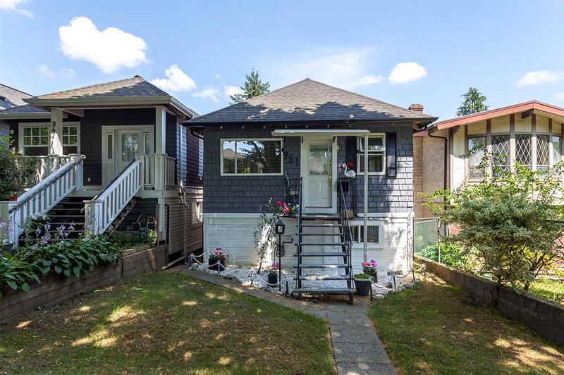 FEATURED LISTING: 951 17TH Avenue East Vancouver