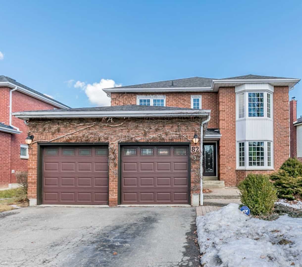 Main Photo: 82 Lipton Cres in Whitby: Freehold for sale : MLS®# E4402957