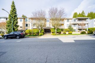 Photo 2: 200 1459 BLACKWOOD Street: White Rock Condo for sale in "CHARTWELL" (South Surrey White Rock)  : MLS®# R2894439