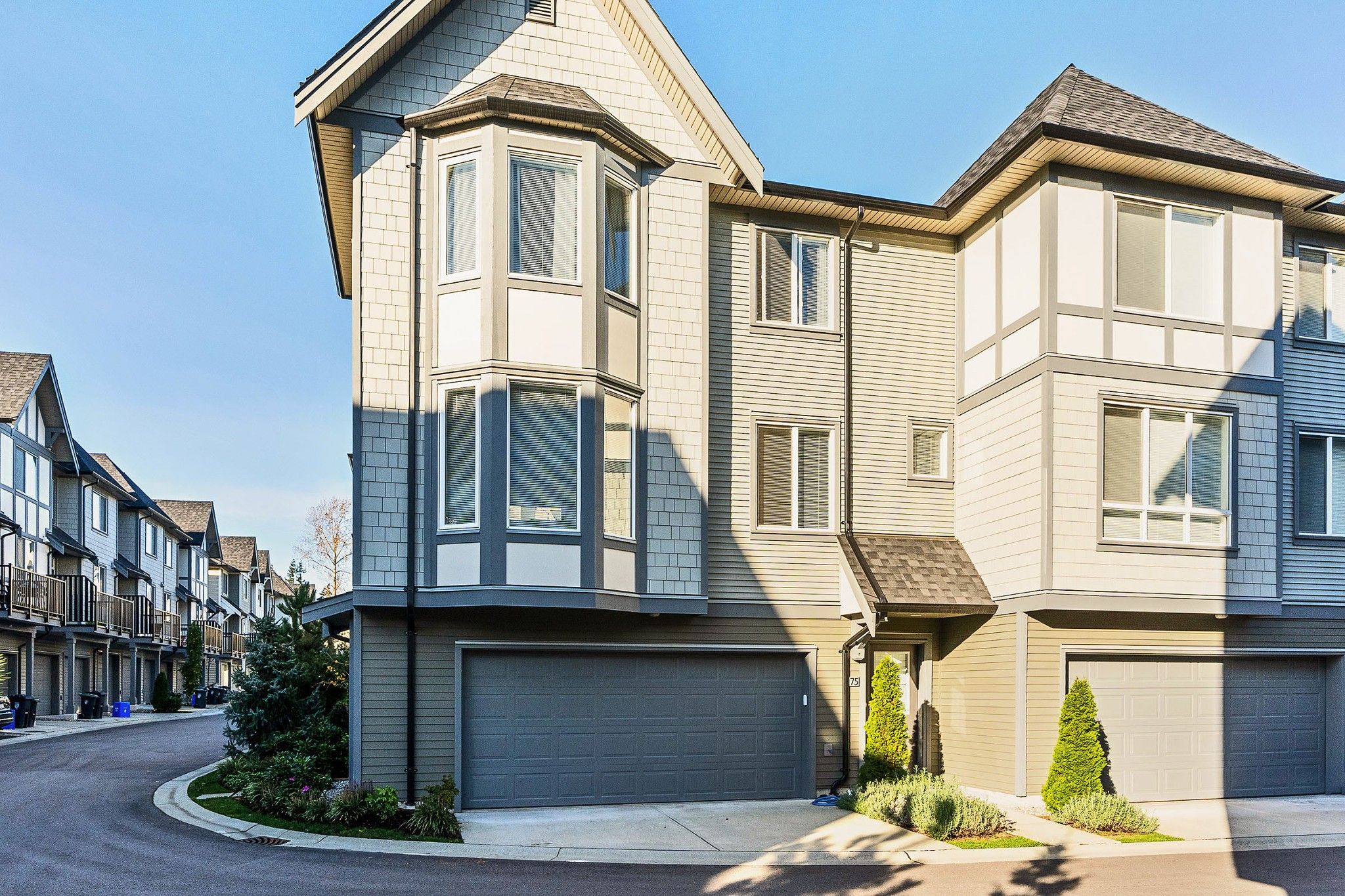 Main Photo: 75 8138 204 Street in Langley: Willoughby Heights Townhouse for sale in "Ashbury and Oak" : MLS®# R2416168
