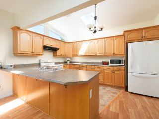 Photo 6: 129 HIAWATHA Drive in West Vancouver: Park Royal Manufactured Home for sale in "Capilano River Park" : MLS®# R2841043