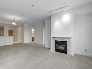 Photo 1: 301 6198 ASH Street in Vancouver: Oakridge VW Condo for sale in "THE GROVE" (Vancouver West)  : MLS®# R2332430