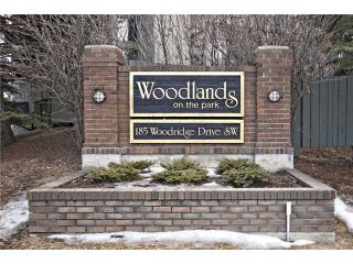 Photo 2: 31 185 WOODRIDGE Drive SW in CALGARY: Woodlands Townhouse for sale (Calgary)  : MLS®# C3560686