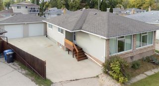 Photo 1: 454 Stalker Bay in Winnipeg: North Kildonan Residential for sale (3F)  : MLS®# 202223392