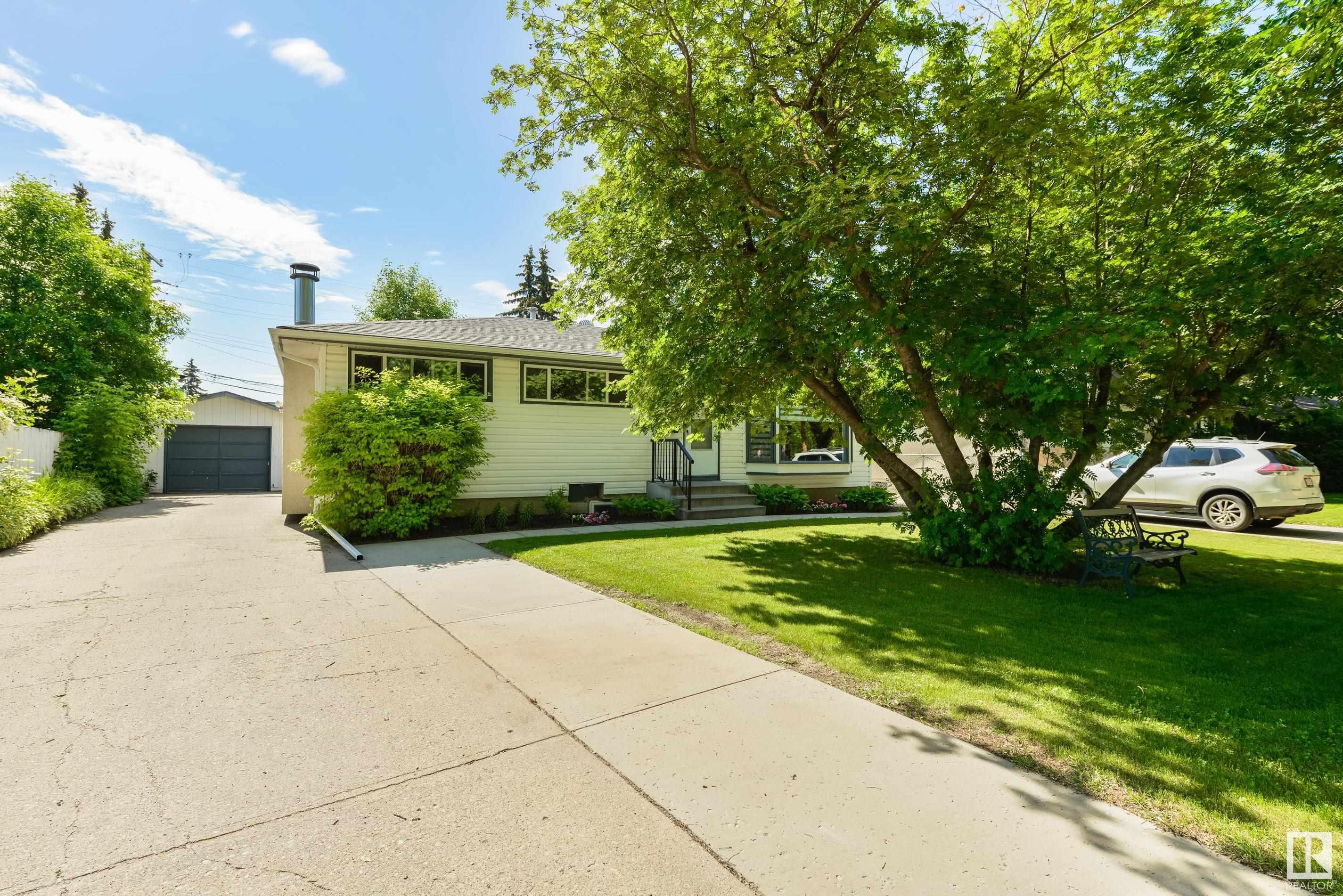 Main Photo: 10 SAVOY Place: St. Albert House for sale : MLS®# E4301140