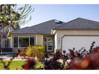 Photo 1: 742 Southwind Drive in Kelowna: House for sale : MLS®# 10309585