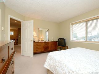Photo 10: 4001 Santa Rosa Pl in VICTORIA: SW Strawberry Vale House for sale (Saanich West)  : MLS®# 780186