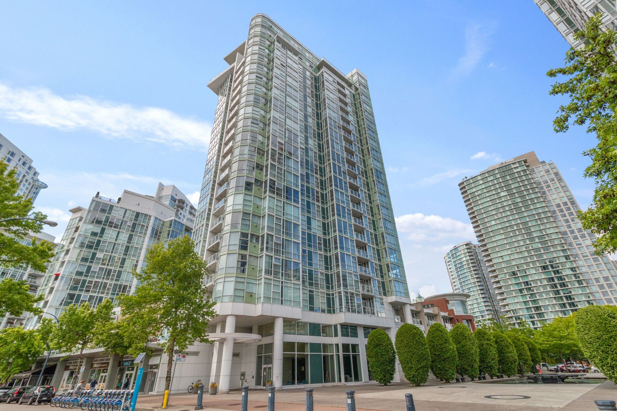Main Photo: 805 1077 MARINASIDE Crescent in Vancouver: Yaletown Condo for sale in "MARINASIDE RESORT RESIDENCES" (Vancouver West)  : MLS®# R2582229