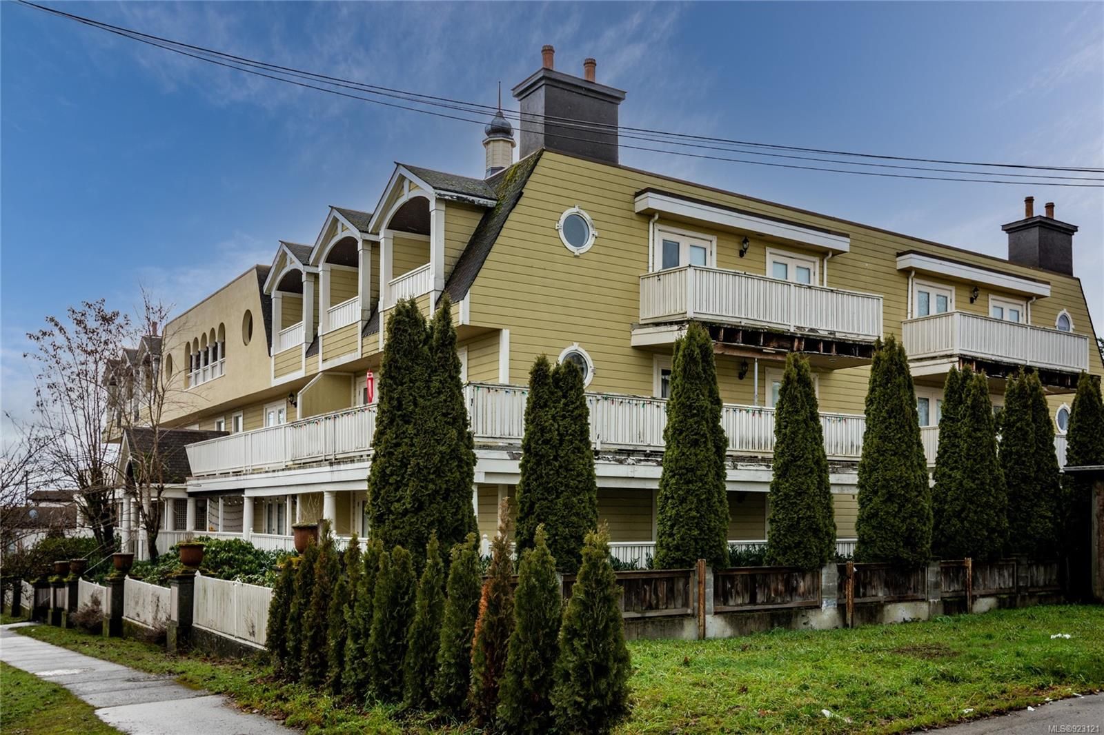 Main Photo: 302 645 Selby St in Nanaimo: Na Old City Condo for sale : MLS®# 923121