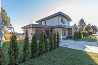 Photo 3: 900 HENDRY Avenue in North Vancouver: Boulevard House for sale : MLS®# R2526354