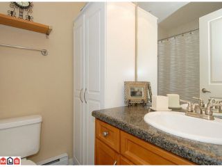 Photo 9: 5 14921 THRIFT Avenue: White Rock Townhouse for sale in "NICOLE PLACE" (South Surrey White Rock)  : MLS®# F1025156