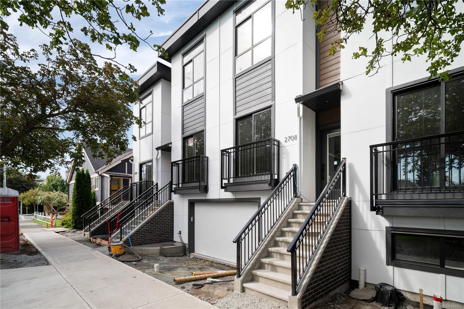 Main Photo: 2708 Graham St in Victoria: Vi Hillside Row/Townhouse for sale : MLS®# 884829