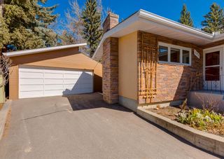 Photo 2: 382 Capri Crescent NW in Calgary: Charleswood Detached for sale : MLS®# A1203403