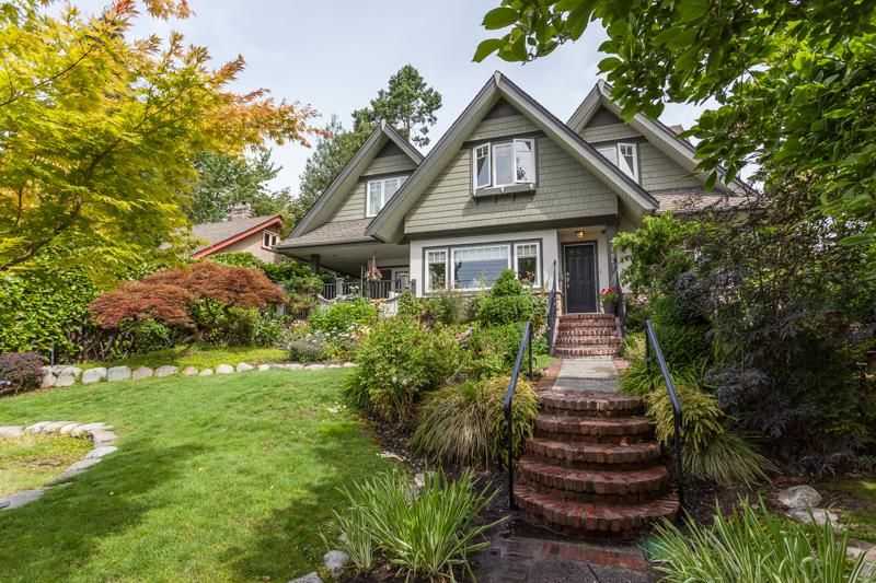Main Photo: 1847 DUCHESS Avenue in West Vancouver: Ambleside House for sale : MLS®# R2190872