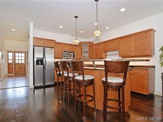 Photo 5: 2520 Cedar Hill Rd in VICTORIA: Vi Oaklands Half Duplex for sale (Victoria)  : MLS®# 697951
