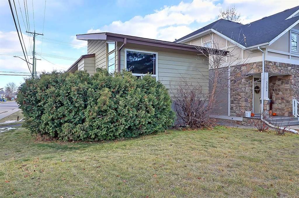 Main Photo: 3225 21 Avenue SW in Calgary: Killarney/Glengarry Detached for sale : MLS®# A2092194