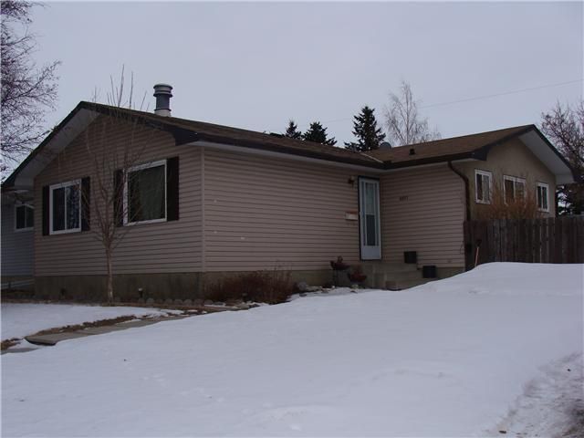 Main Photo: 6011 PENWORTH Road SE in CALGARY: Penbrooke Residential Detached Single Family for sale (Calgary)  : MLS®# C3600985