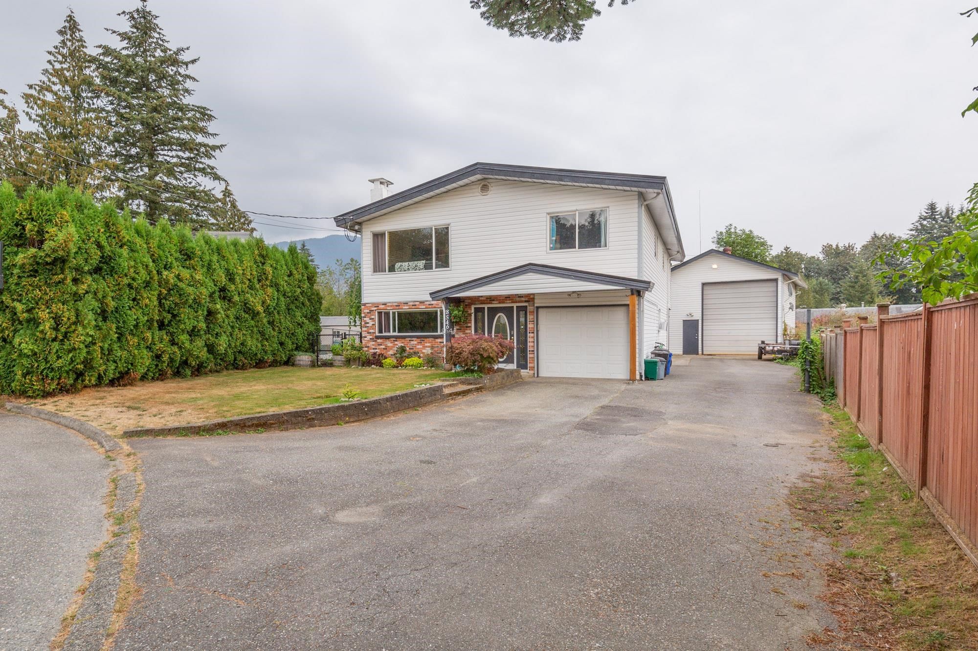 Main Photo: 8546 MCEWEN Place in Mission: Hatzic House for sale : MLS®# R2724192
