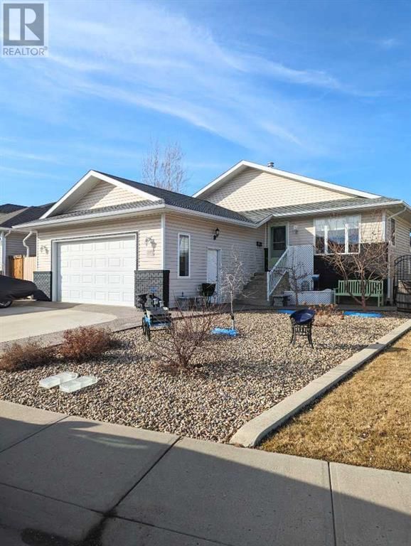 Main Photo: 237 Somerset Way SE in Medicine Hat: House for sale : MLS®# A2102381