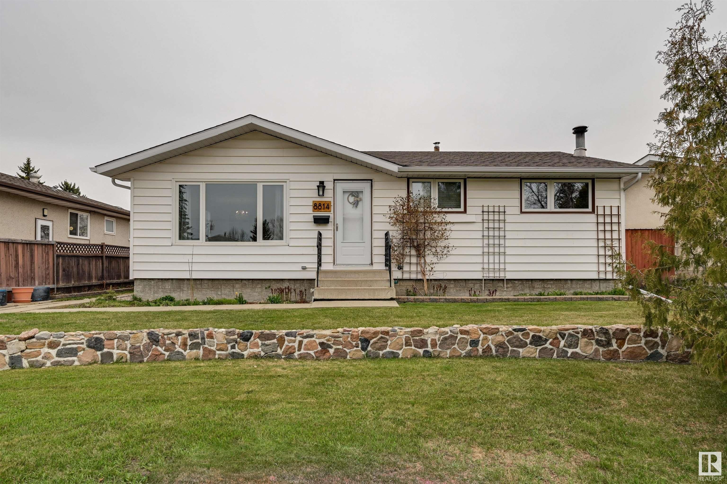 Main Photo: 8814 161 Street in Edmonton: Zone 22 House for sale : MLS®# E4292099