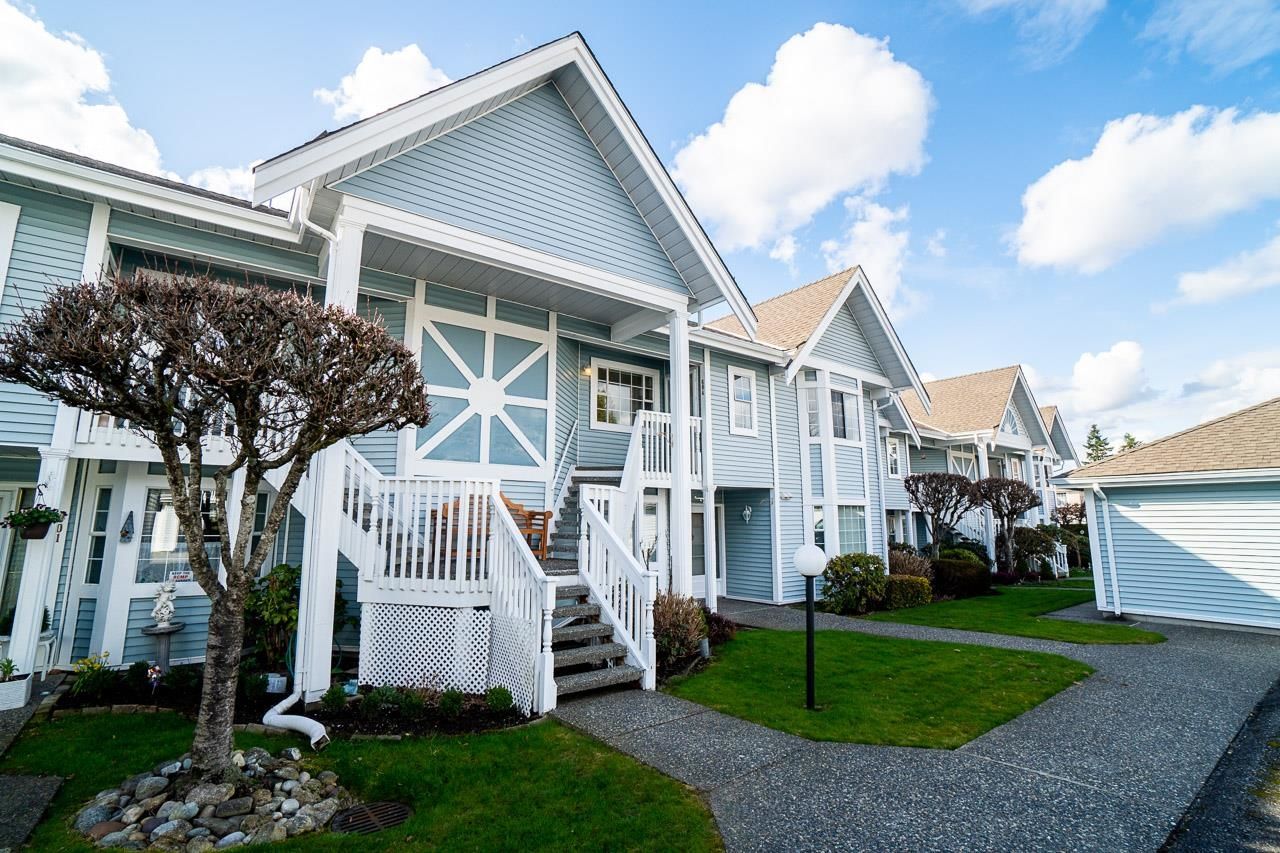 Main Photo: 604 9131 154 Street in Surrey: Fleetwood Tynehead Townhouse for sale in "Lexington Square" : MLS®# R2666707