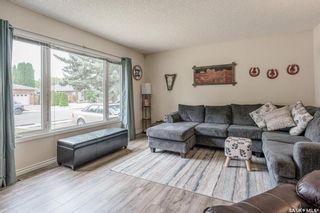 Photo 3: 410 Witney Avenue South in Saskatoon: Meadowgreen Residential for sale : MLS®# SK941364