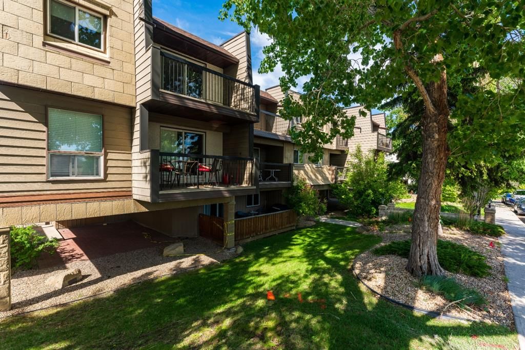 Main Photo: 304 60 38A Avenue SW in Calgary: Parkhill Apartment for sale : MLS®# A1113722