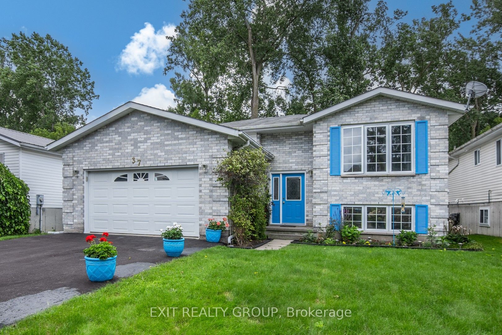 Main Photo: 37 Briardale Boulevard in Quinte West: House (Bungalow-Raised) for sale : MLS®# X8034796