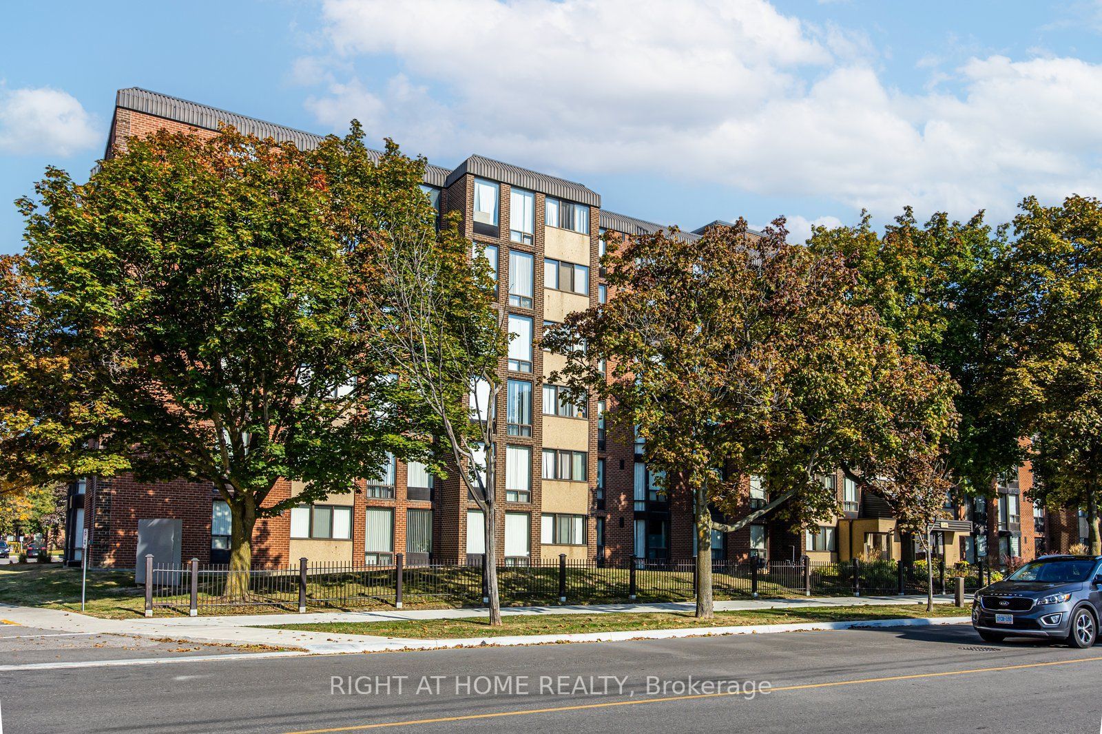 Main Photo: 501 1540 Pickering Parkway in Pickering: Village East Condo for sale : MLS®# E7301808