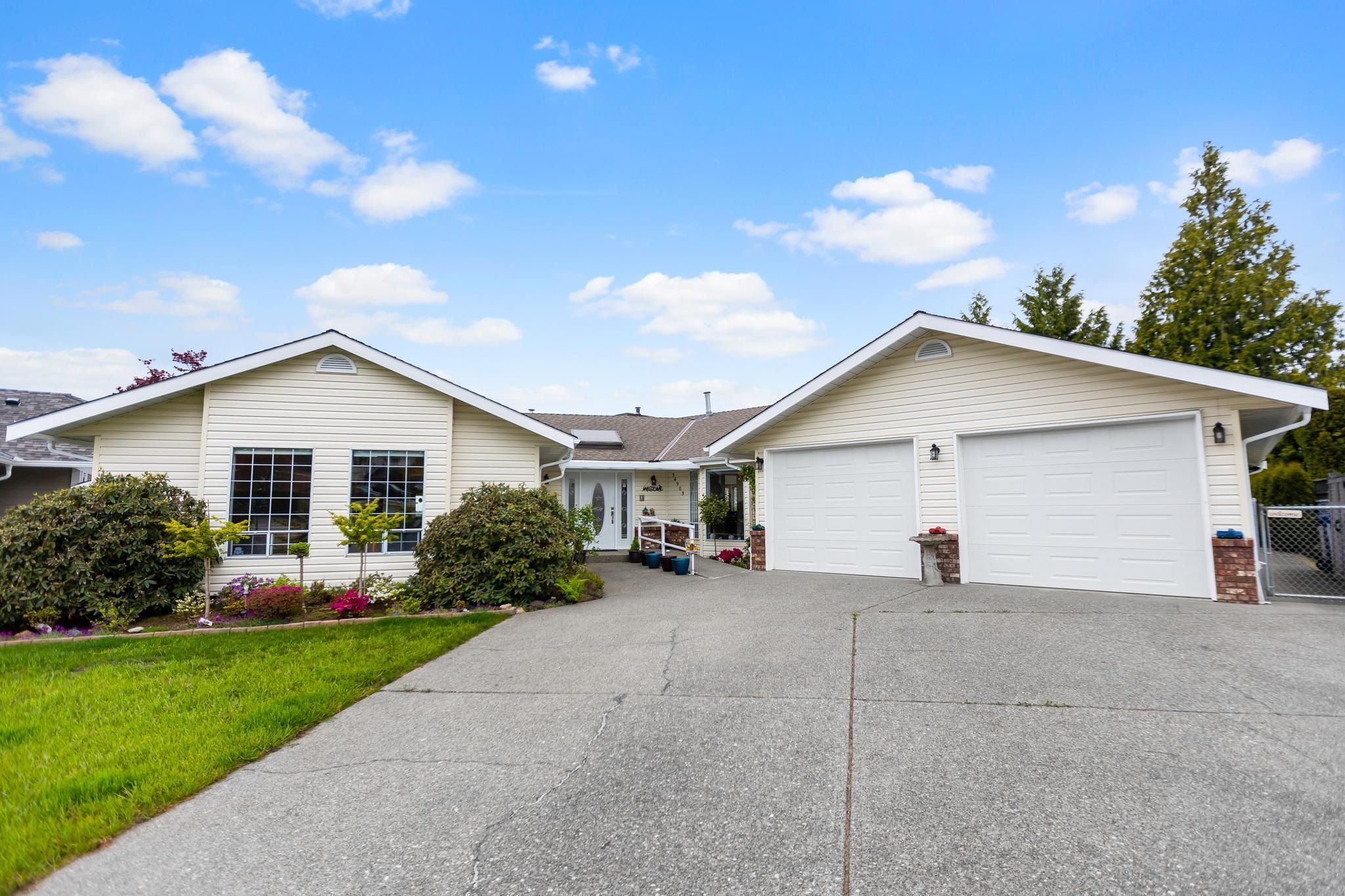 Main Photo: 34903 ORION Place in Abbotsford: Abbotsford East House for sale in "Mcmillan" : MLS®# R2681674