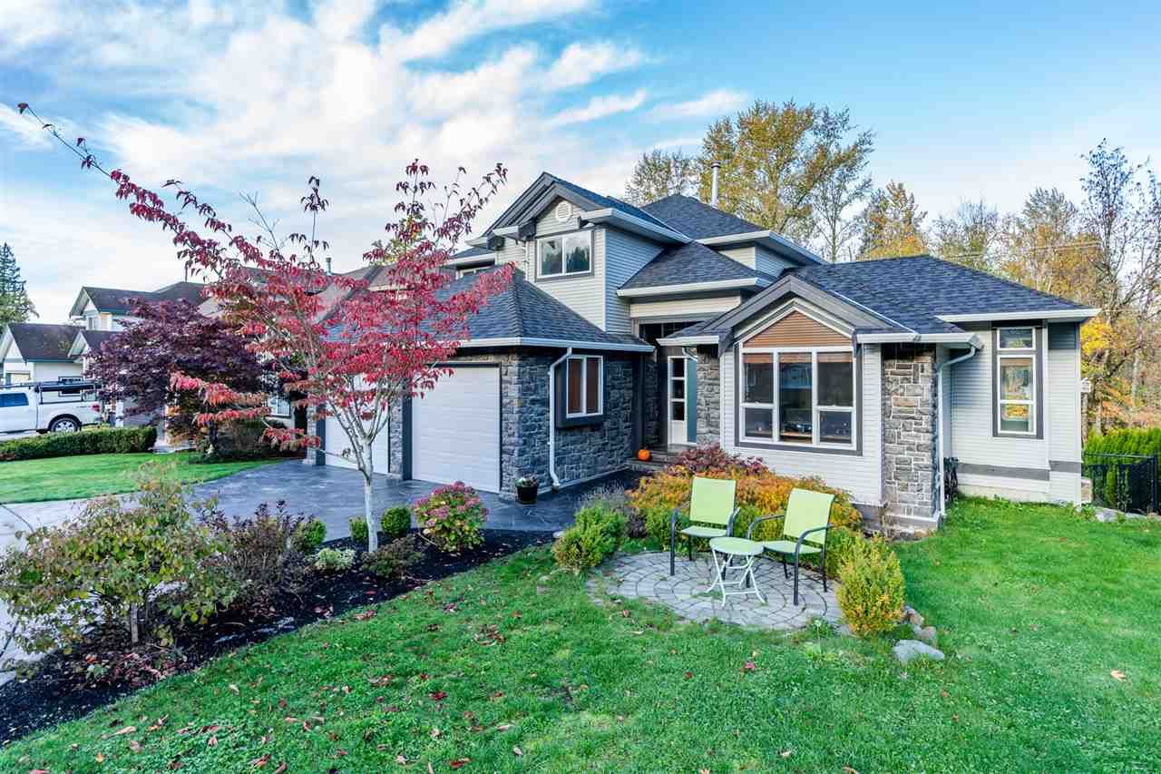 Main Photo: 3741 CASTLE PINES Court in Abbotsford: Abbotsford East House for sale : MLS®# R2340709