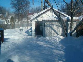 Photo 3: 267 MUNROE Avenue in Winnipeg: East Kildonan Single Family Detached for sale (North East Winnipeg)  : MLS®# 2701402