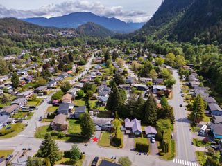 Photo 3: 1801 CEDAR Drive in Squamish: Valleycliffe House for sale : MLS®# R2884088