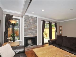 Photo 3: 703 640 Broadway St in VICTORIA: SW Glanford Row/Townhouse for sale (Saanich West)  : MLS®# 643297