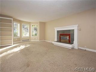 Photo 2: 669 Pine St in VICTORIA: VW Victoria West House for sale (Victoria West)  : MLS®# 560025