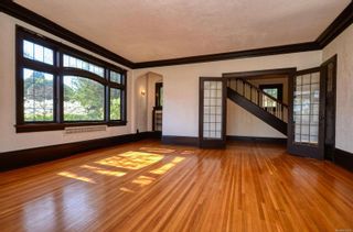 Photo 2: 555 Newport Ave in Oak Bay: OB South Oak Bay House for sale : MLS®# 956858