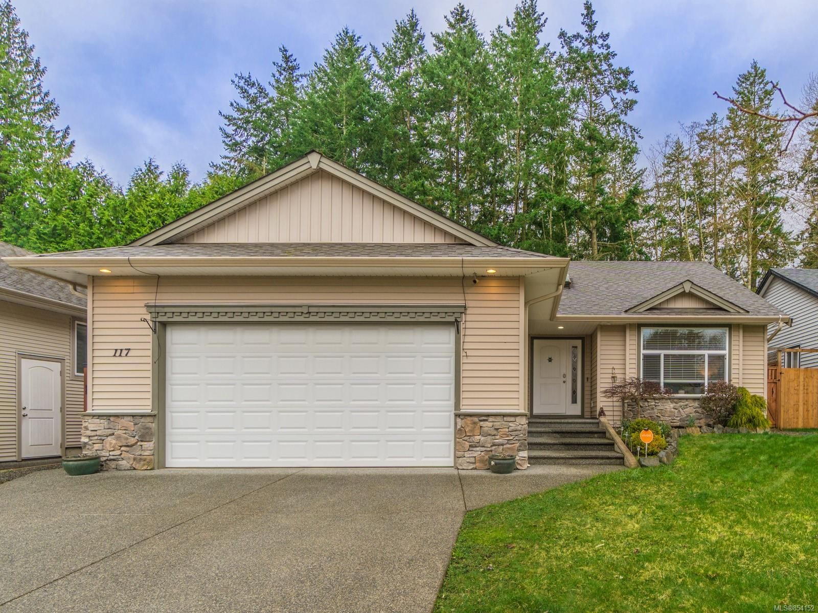 Main Photo: 117 Cowling Pl in Nanaimo: Na Chase River House for sale : MLS®# 854152