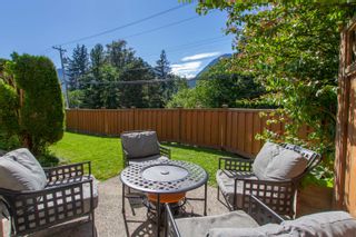 Photo 2: 1 40200 GOVERNMENT Road in Squamish: Garibaldi Estates Townhouse for sale in "Viking Ridge" : MLS®# R2729461