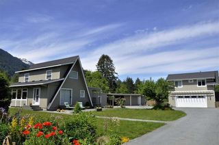 Photo 1: 1135 Laramee Road in Squamish: Brackendale House for sale