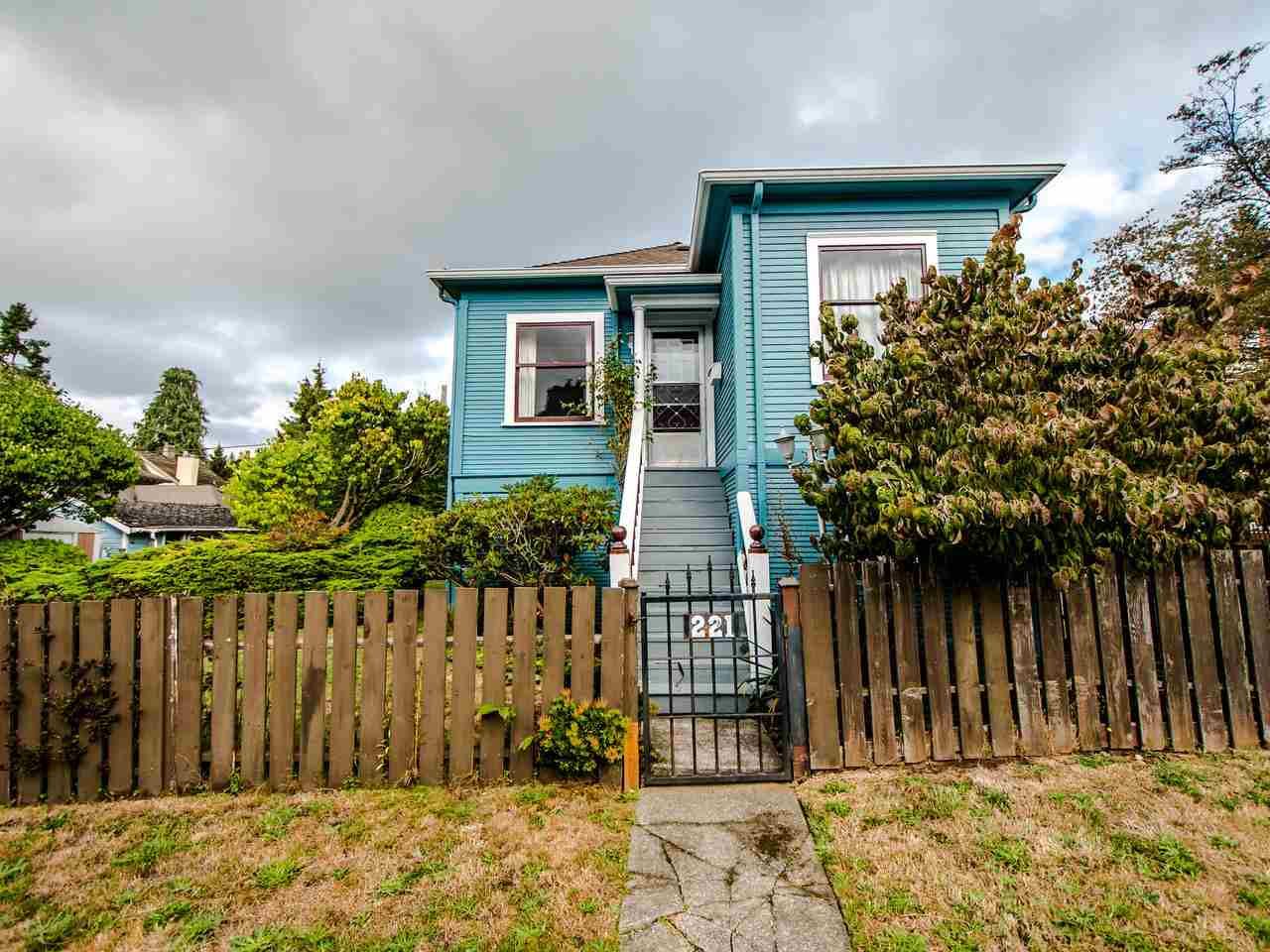 Main Photo: 221 TOWNSEND Place in New Westminster: Queens Park House for sale : MLS®# R2404143