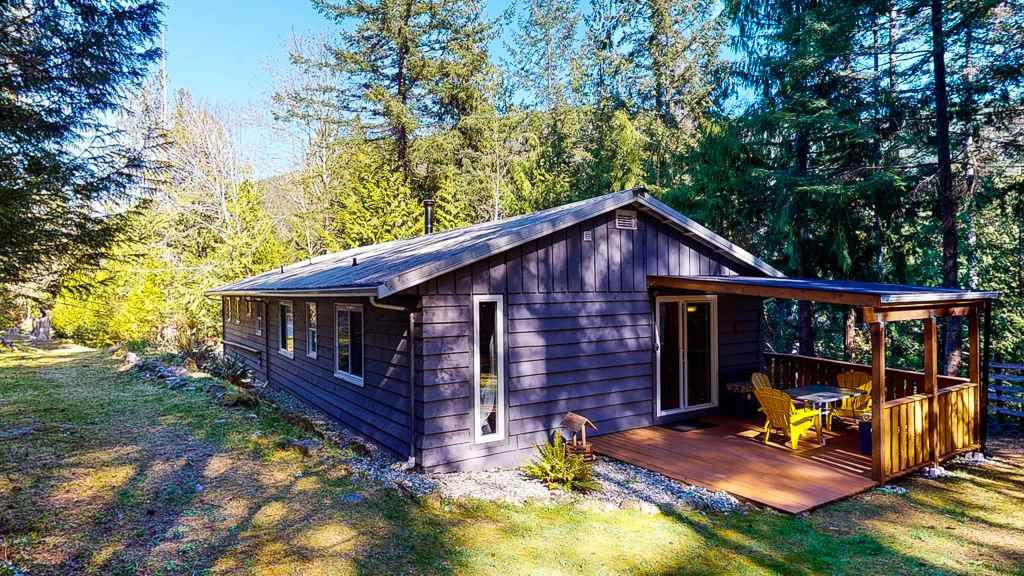 Main Photo: 12715 LAGOON Road in Madeira Park: Pender Harbour Egmont House for sale in "PENDER HARBOUR" (Sunshine Coast)  : MLS®# R2567037