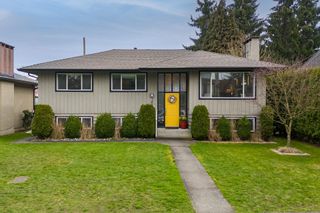 Main Photo: 140 HARVEY Street in New Westminster: The Heights NW House for sale in "The Heights" : MLS®# R2866103