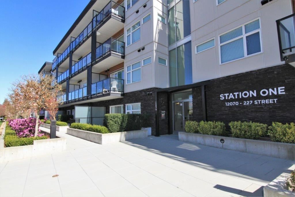 Main Photo: 418 12070 227 Street in Maple Ridge: East Central Condo for sale in "STATION ONE" : MLS®# R2364087