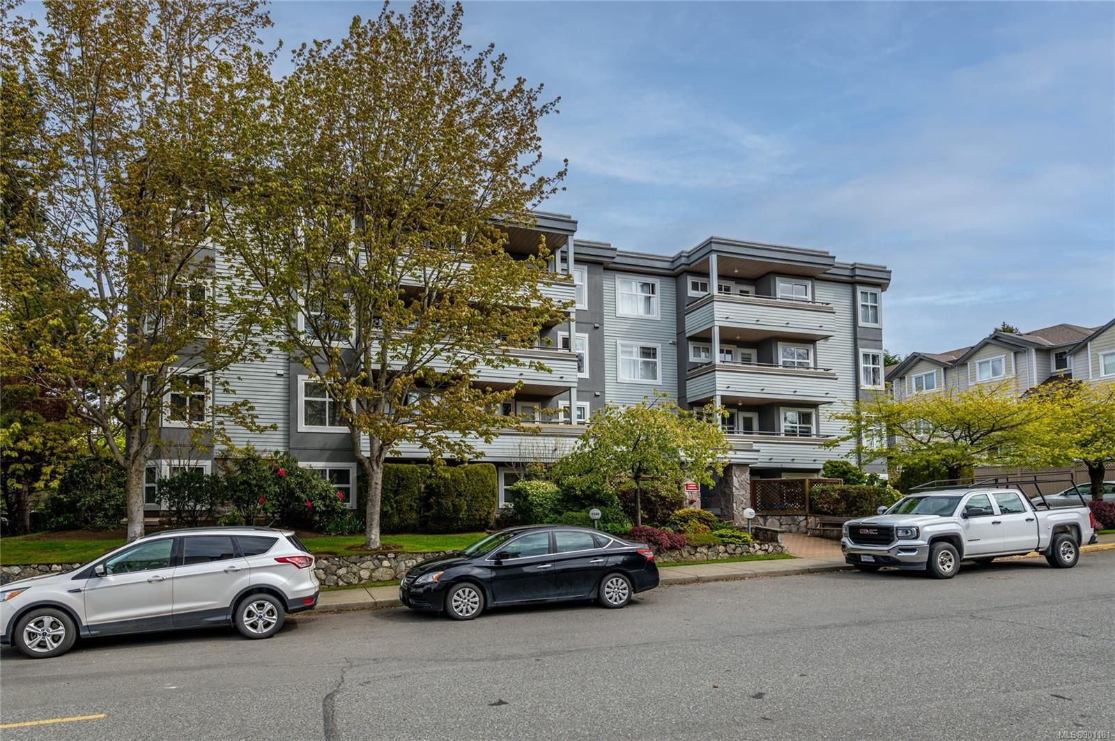 Main Photo: 301 1580 Christmas Ave in Saanich: SE Mt Tolmie Condo for sale (Saanich East)  : MLS®# 901181
