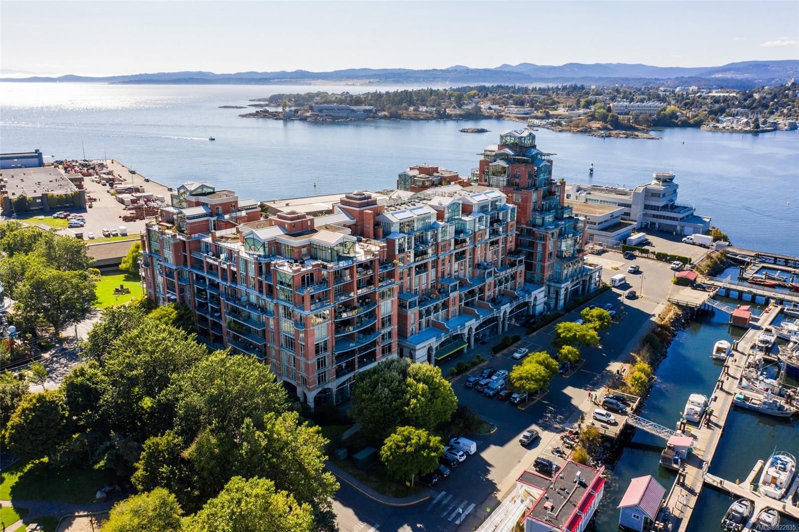 Welcome to the luxurious Shoal Point. Strata fee includes gas, hot water, concierge, 25m pool, steam, sauna, gym, putting green, wonderful social community & more. Two guest suites available to book!