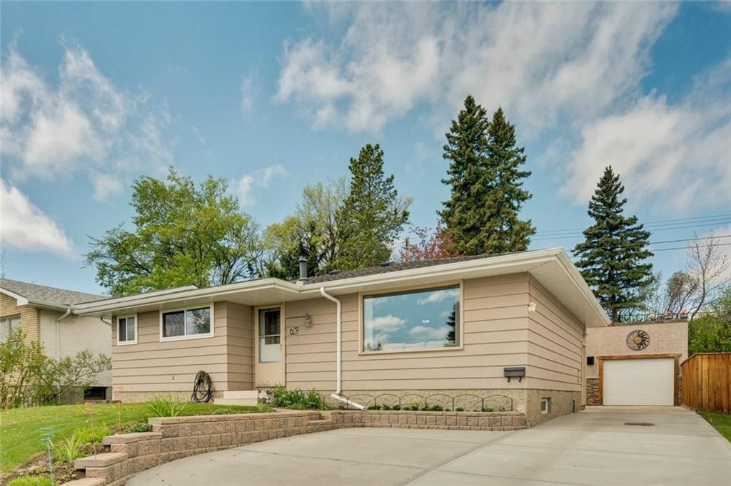 Main Photo: 716 HUNTS Crescent NW in Calgary: Huntington Hills Detached for sale : MLS®# C4299076