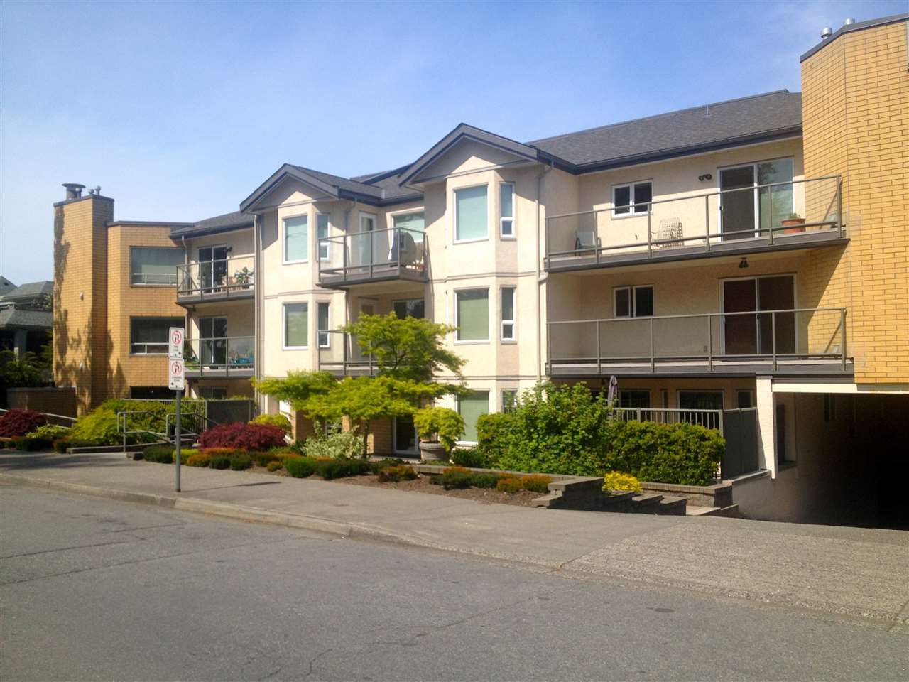 Main Photo: 205 15255 18 Avenue in Surrey: King George Corridor Condo for sale in "The Courtyards" (South Surrey White Rock)  : MLS®# R2061978