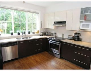 Photo 4: 27 550 BROWNING Place in North_Vancouver: Seymour Townhouse for sale in "TANAGER" (North Vancouver)  : MLS®# V753076