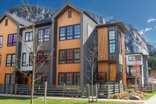 Photo 2: 1351 PEAKSIDE Place in Squamish: Valleycliffe Townhouse for sale in "Sea & Sky" : MLS®# R2769895