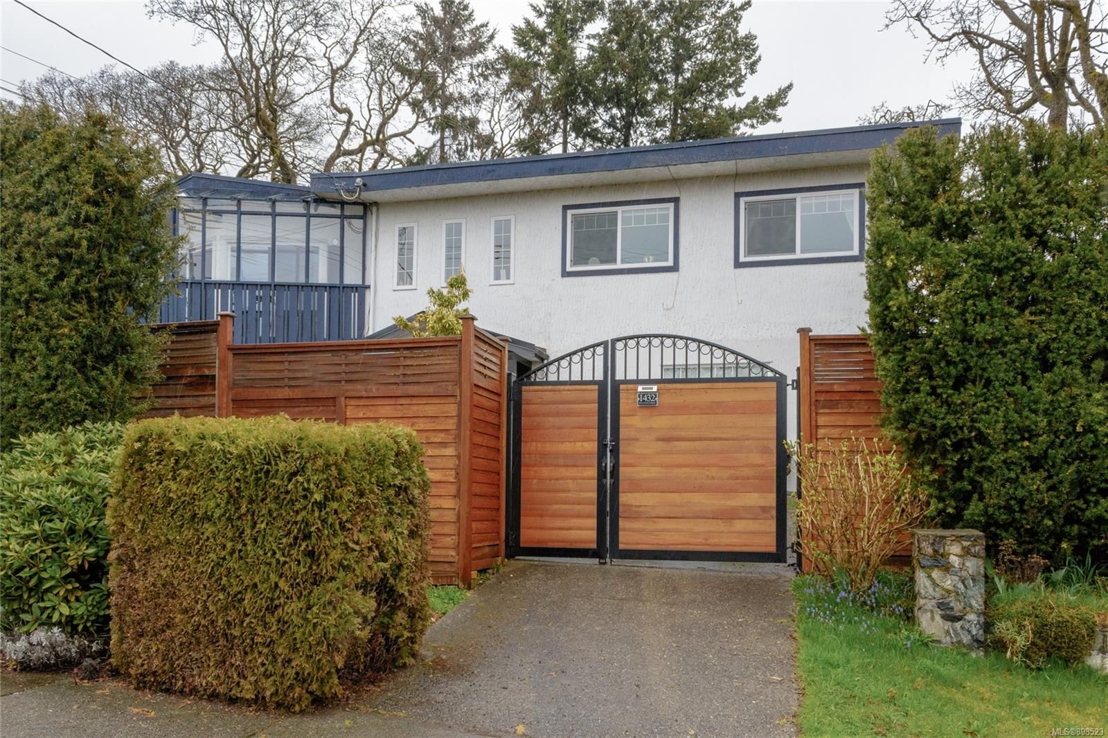 Main Photo: 1432 Finlayson St in Victoria: Vi Mayfair House for sale : MLS®# 898523